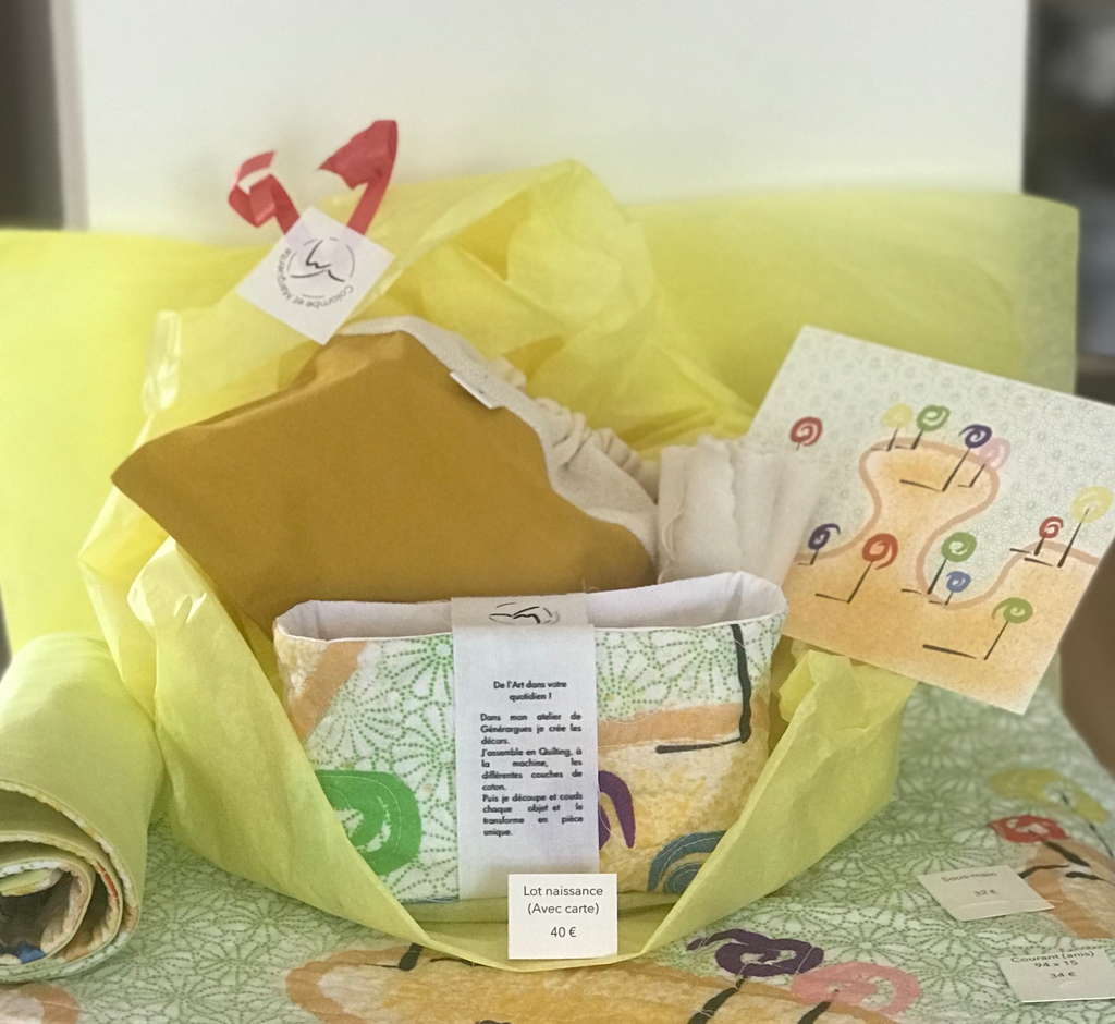 Lot naissance, motifs au choix - Panier garni + housse de lavage + lot de 3 lingettes - Une carte postale assortie offerte